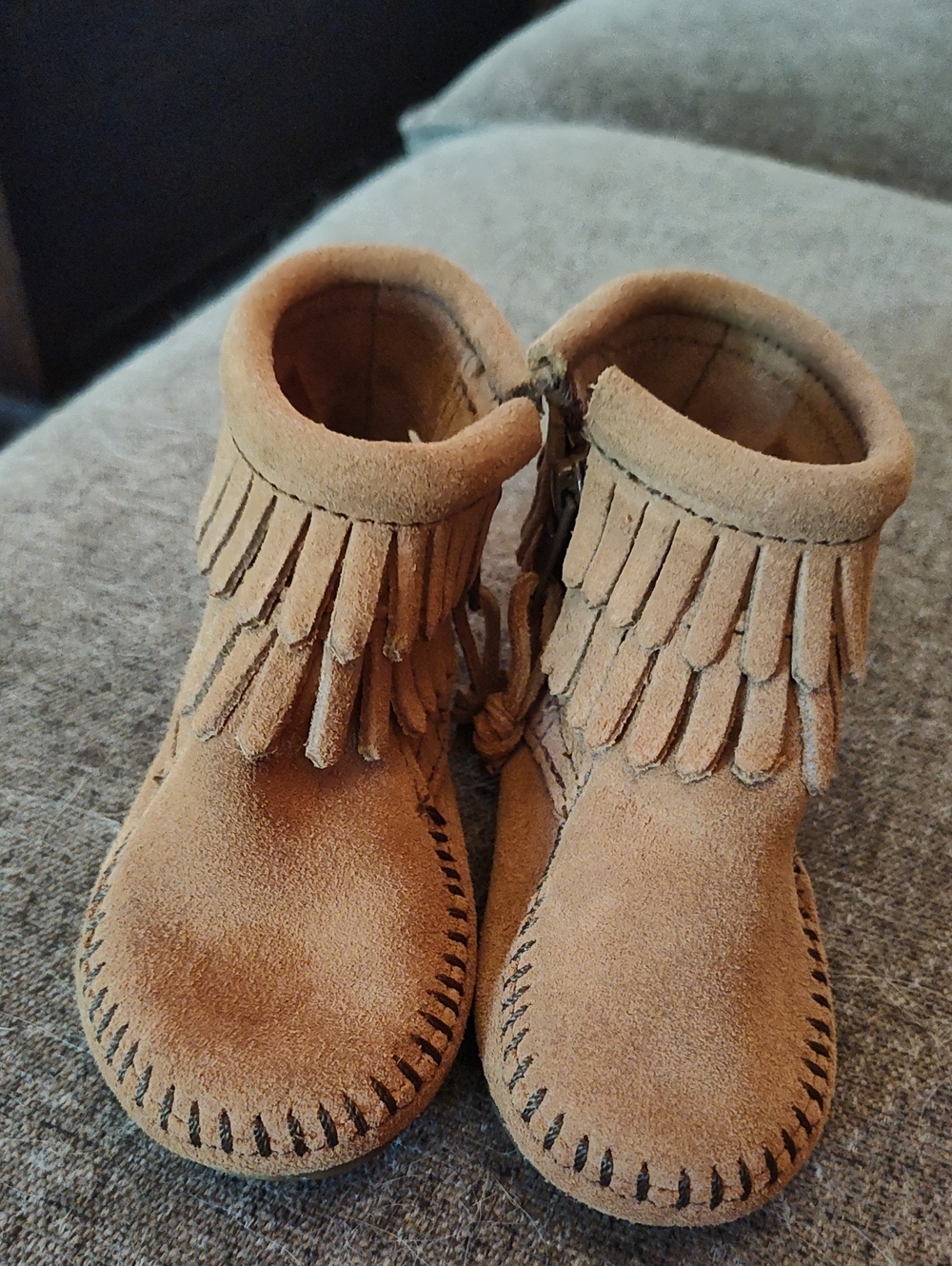 Minnetonka Leather Size 5 Tan Suede Fringe Moccasins with Side Zip - Picture 2 of 5